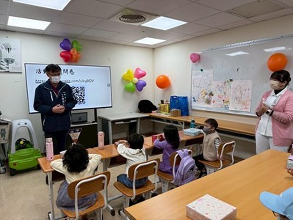 溫馨兒童節! 中市教育局長暖心送愛陪伴住院學生讀繪本、做娃娃