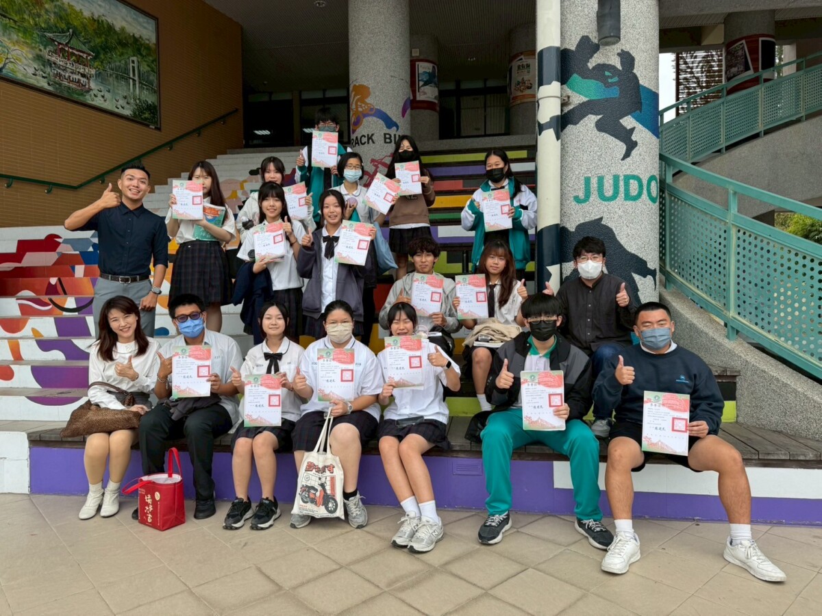 ▲圖說:仁武高中師生移師文山高中,共同參與校際語文競賽活動。( 記者李堂安翻攝)