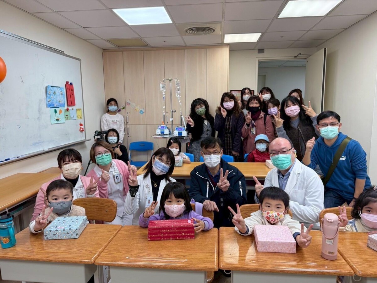 ▲為學生送上兒童節禮物！教育局長蔣偉民與病童、醫療團隊及床邊教學教師合影。(圖/中市府提供)