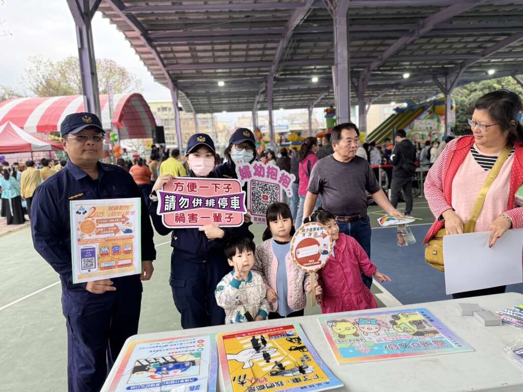 員警宣導關於交通安全、婦幼安全和反詐騙的知識。(記者廖承恩翻攝)