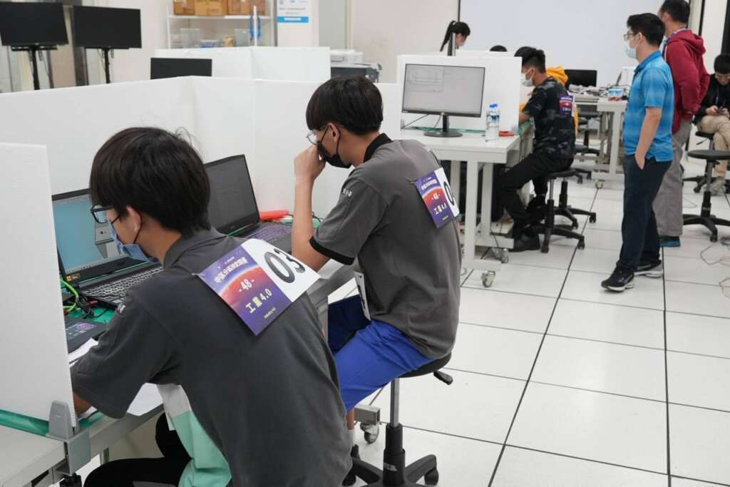 ▲中彰投分署培訓工業4.0職類選手許秉峵與林帛承發揮絕佳默契摘下金牌。（中彰投分署提供）