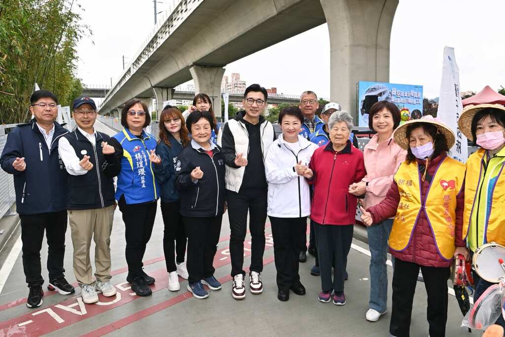 ▲台中市長盧秀燕指出，今天所在的「環中東路自行車跨橋新建工程」是綠空廊道的最後一哩路，感謝民意代表幫忙爭取中央補助，以及「最強工程團隊」台中市政府建設局，為台中市帶來最新、最長的自行車道！（記者張玉泰攝）