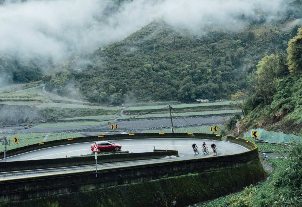 春季KOM在雲霧繚繞的北臺灣綠油油鄉間舉行。         (中華民國自行車騎士協會提供)