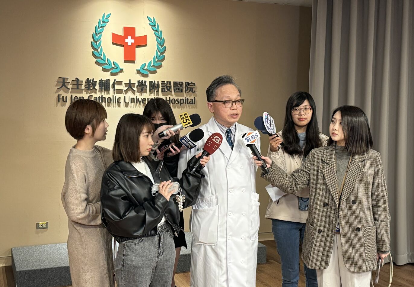 消防演練「護理師2樓墜落」現場沒軟墊? 輔大醫院曝理由 240 消防演練「護理師2樓墜落」現場沒軟墊? 輔大醫院曝理由 239
