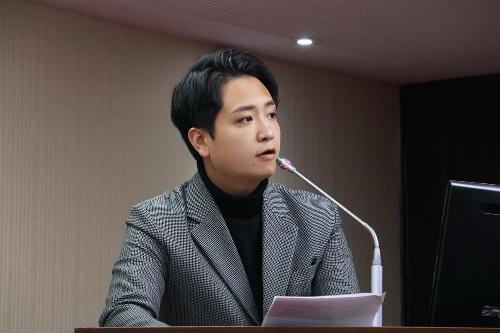 批吳政峰落井下石、上樹拔梯 台中里長:羅廷瑋積極向上是聰明的賣麵孩子 250 批吳政峰落井下石、上樹拔梯 台中里長:羅廷瑋積極向上是聰明的賣麵孩子 249