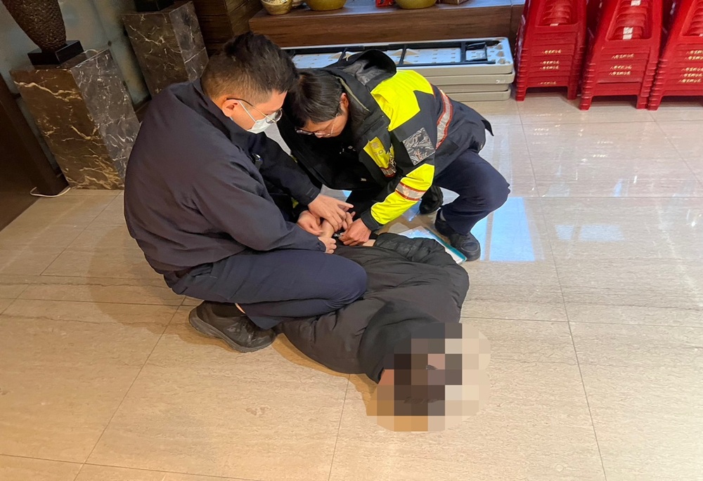 遮牌拒檢撞警車 飆仔收25張罰單遭警拘提送辦 237 248250331a07
