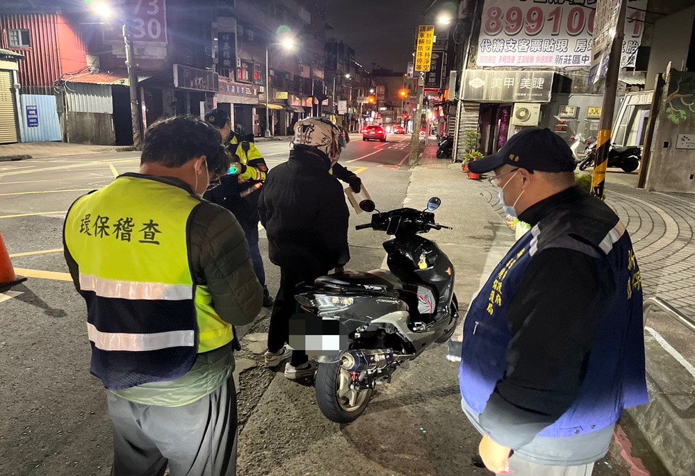 遮牌拒檢撞警車 飆仔收25張罰單遭警拘提送辦 238 248250331a08