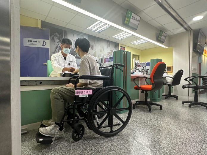 樂生醫院抽血區設置無障礙抽血櫃檯，抽血桌可以配合輪椅者高度升降。樂生醫院提供 0 scaled