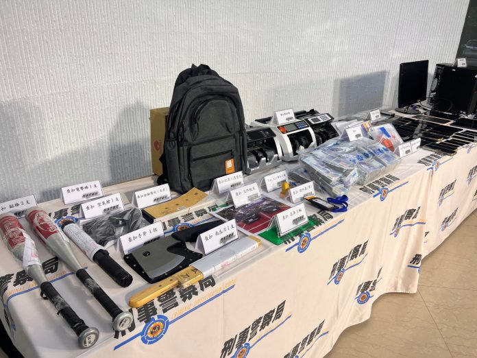 假投資詐團據點掛匾額「仁者無敵」 逾50成員被逮17人羈押 62 證物陳列 3 scaled
