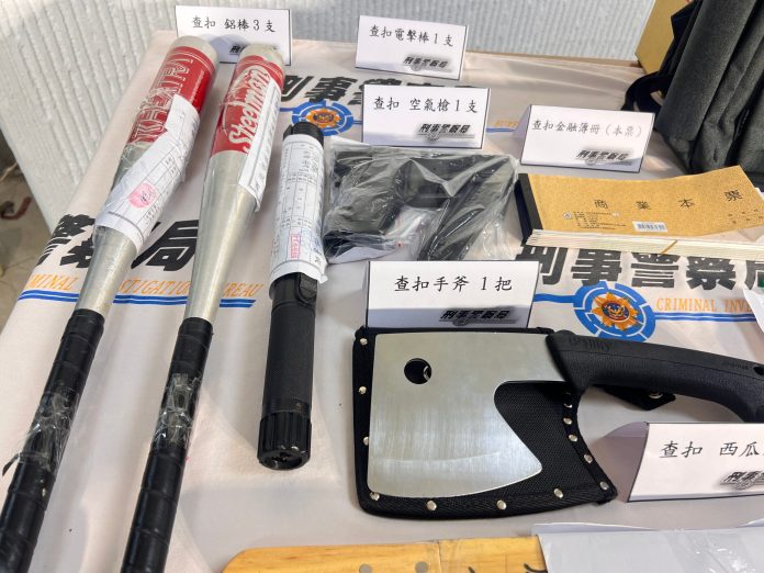 假投資詐團據點掛匾額「仁者無敵」 逾50成員被逮17人羈押 63 證物陳列 2 scaled