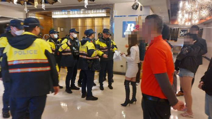 桃警連日強力臨檢除暴掃黑 盤查中意外查獲應收監女子 60 2111930 0
