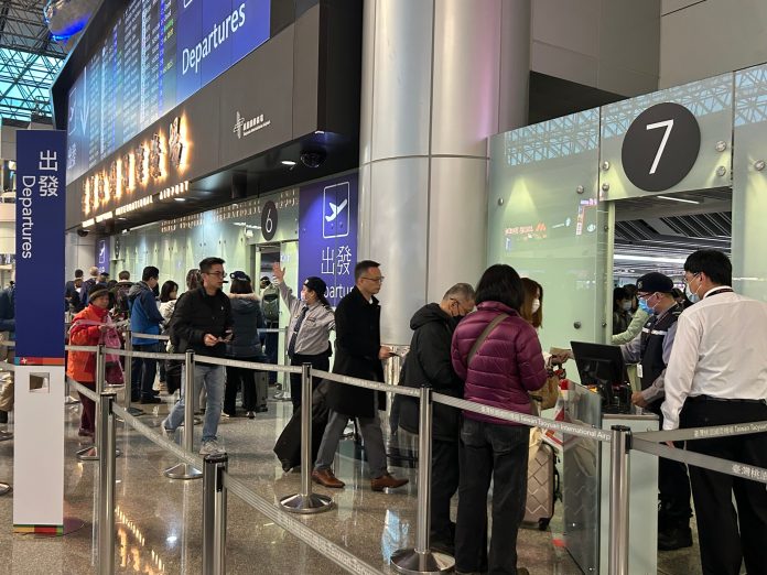 桃機清明連假首日迎出境高峰 機場公司籲安檢前注意這些事 47 1 1 1 scaled