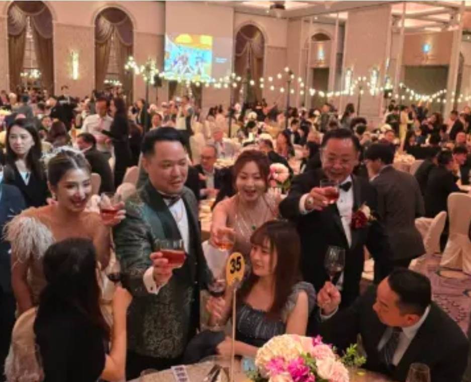 游世一（右一）去年於世紀婚宴上，正式宣布事業交棒長子游登傑（左二）。（記者 趙靜姸攝）