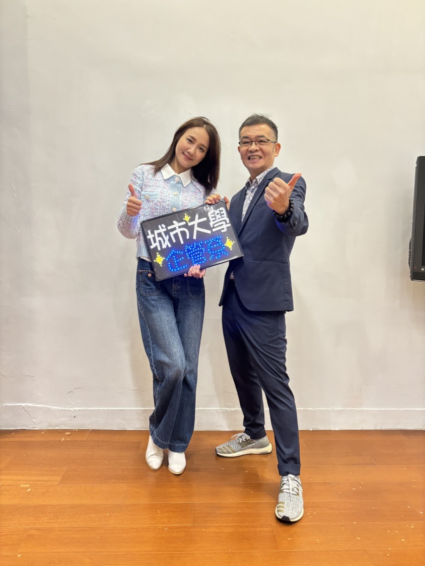系主任鄧孔彰與何妤玟合照。(台北城市大學企管系提供)