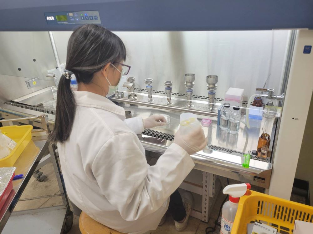 《圖說》飲用水水質關乎健康,因此檢驗過程相當嚴謹,檢驗人員技術與儀器精密度至關重要,讓市民清楚掌握水質狀況。〈環保局提供〉