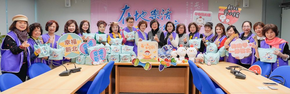 《圖說》新北市弘揚孝道促進會今日捐贈300個「新北育兒寶貝袋」。〈社會局提供〉