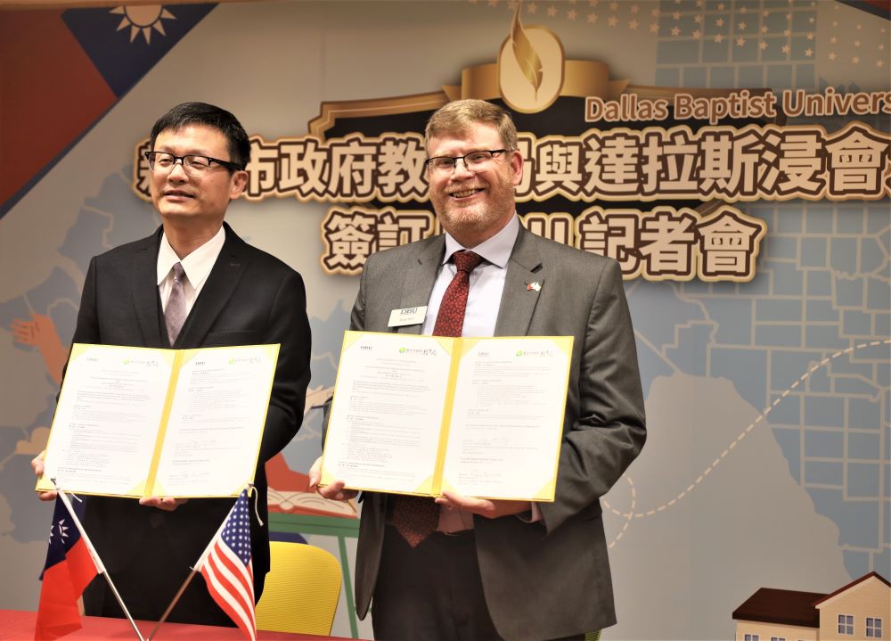 《圖說》張明文局長(左)與達拉斯浸會大學副校長Randy(右)簽署合作備忘錄。〈教育局提供〉