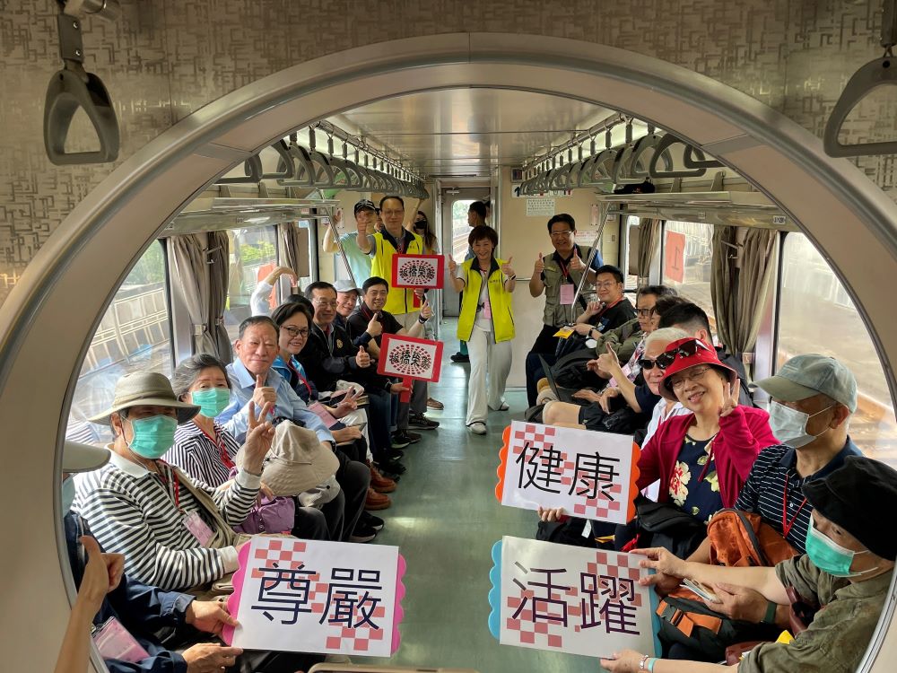 《圖說》臺鐵「時光列車」邀請榮民長輩們搭乘平溪線,重溫那段充滿歷史韻味的鐵道歲月,立者右起基隆榮服處副處長李復鄉、板橋榮家主任陳桂美、副主任劉汝俊。〈板橋榮家提供〉