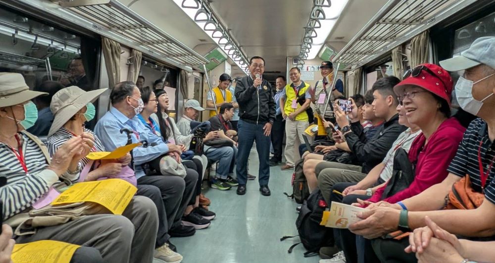 《圖說》輔導會傅正誠副主委親自陪同長輩同行。〈板橋榮家提供〉