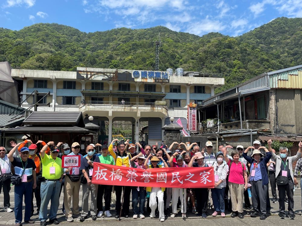 《圖說》板橋榮家台鐵平溪線之旅攝於猴硐車站。〈板橋榮家提供〉