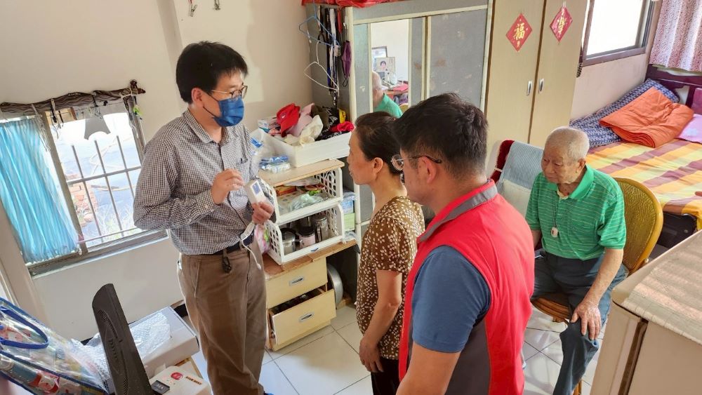 《圖說》系統廠商楊經理(左)向毛伯伯(右1)及毛奶奶(左2)說明智慧感應器及跌倒偵測器功能。〈新北榮服處提供〉