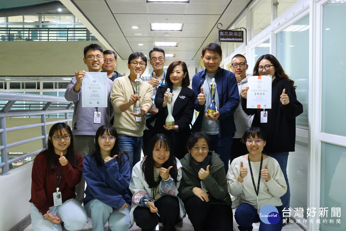 策展團隊嘉義市政府觀光新聞處合影(中 張婉芬處長、右3 范書銘副處長)/嘉義市府提供