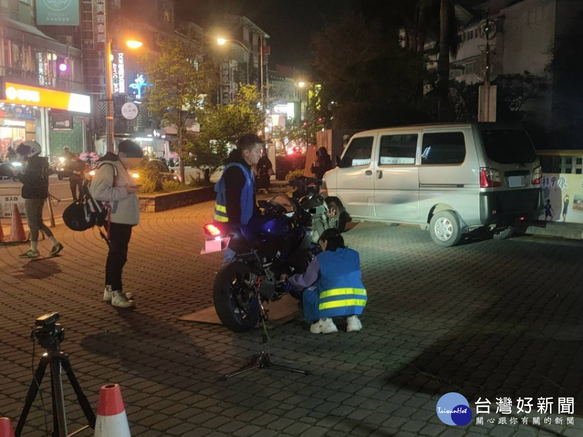 中壢警方取締非認證排氣管。