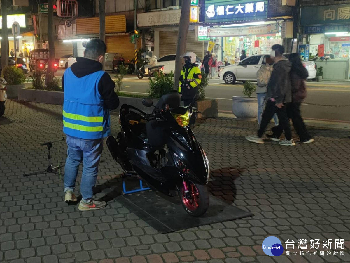 中壢警方取締非認證排氣管。