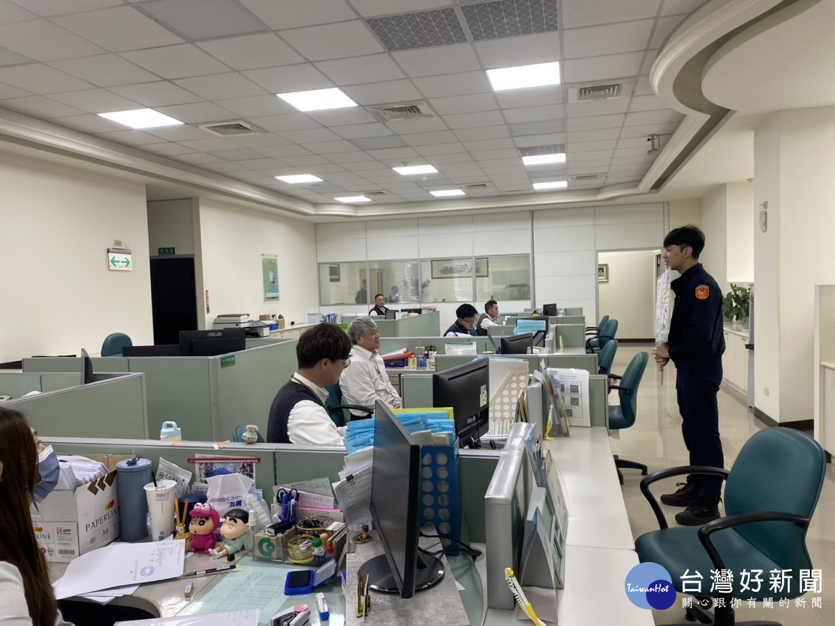 楊梅警赴銀行宣導阻詐技巧,警民合作反詐騙。