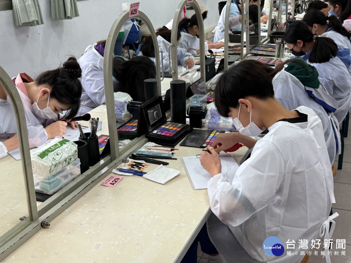 桃園市國中技藝競賽考驗專業        國中生挑戰美顏美髮創意極限