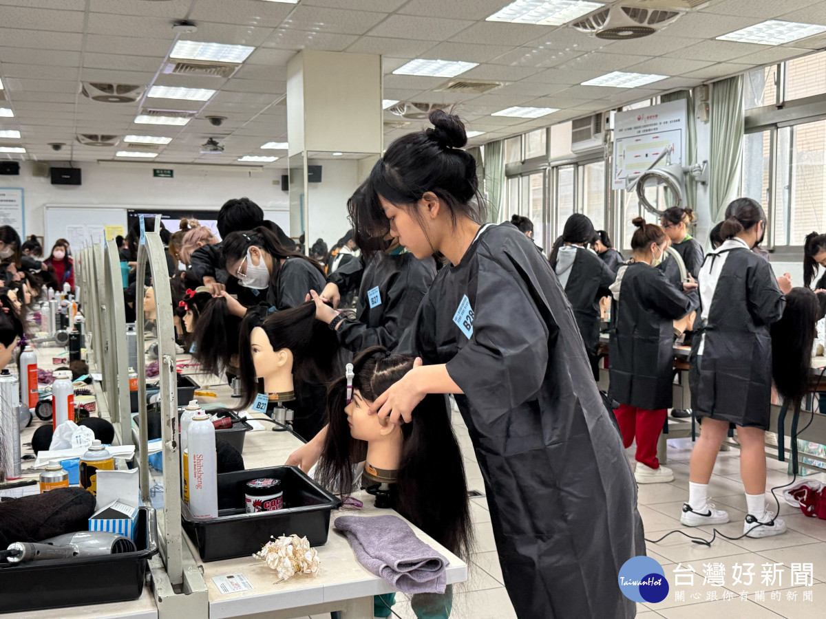 桃園市國中技藝競賽考驗專業        國中生挑戰美顏美髮創意極限