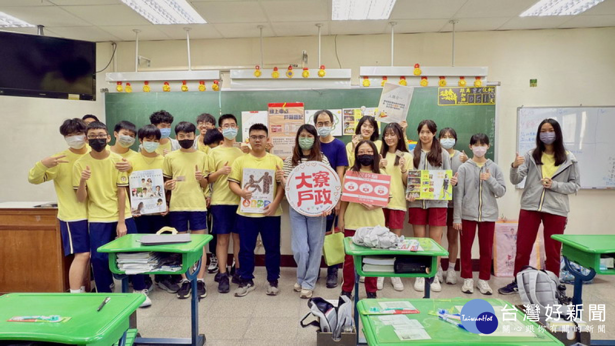 ▲高市大寮戶政前進6校園協助學生順利領取首張身分證。