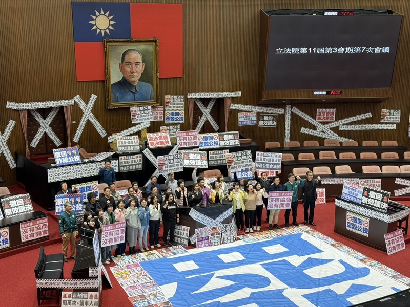 民進黨立法院黨團為阻擋3月25日院會議事錄確認,4月1日發布甲級動員,上午7時搶先進入議場並占據主席台周邊,高喊「大罷免、大成功」、「救民主、顧台灣」等口號。 中央社