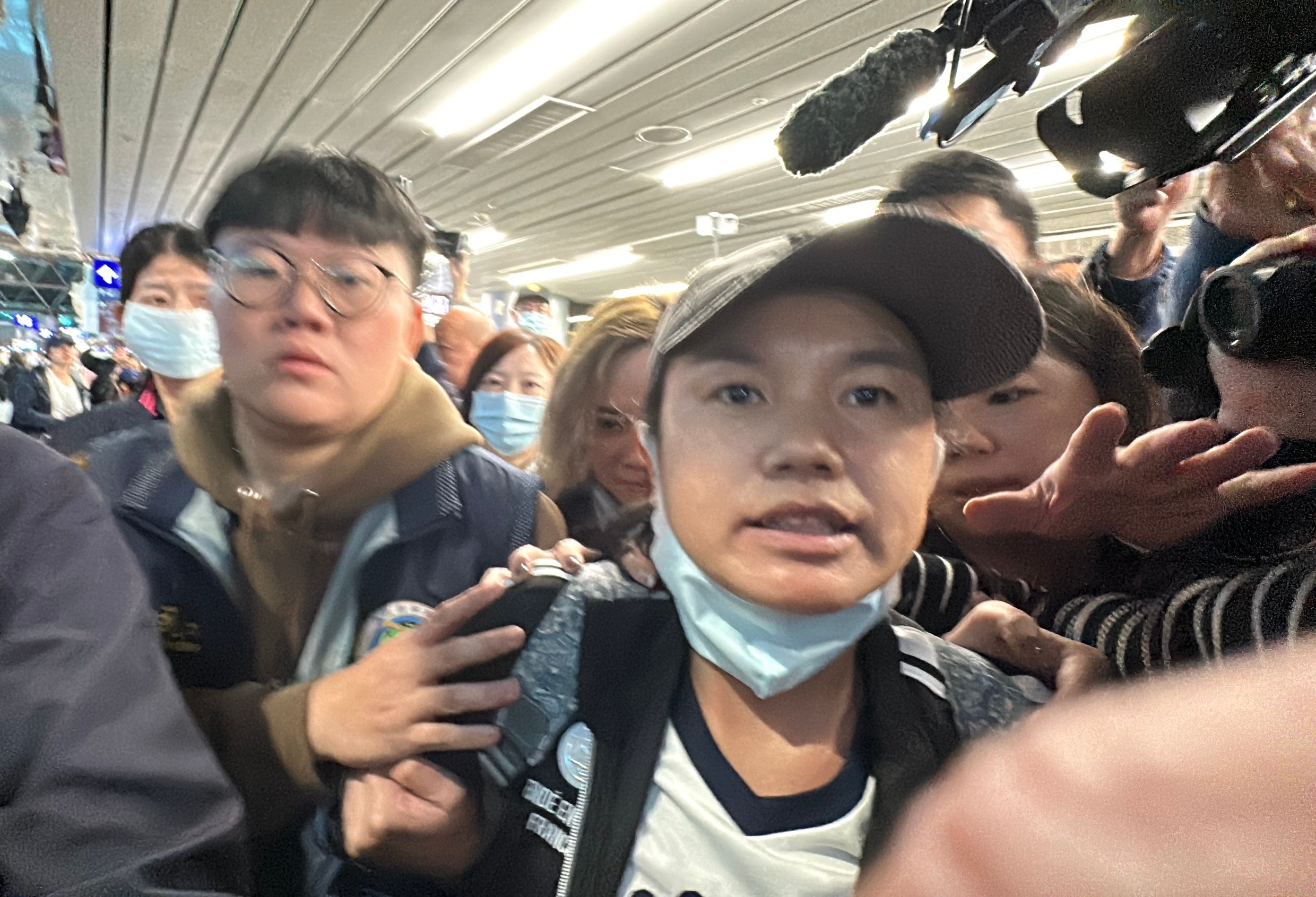 中配「小微」在桃園機場出境前把握最後機會,用台灣當局形容政府,她一直問,做一個愛家愛國的人,有錯嗎?林啟弘攝