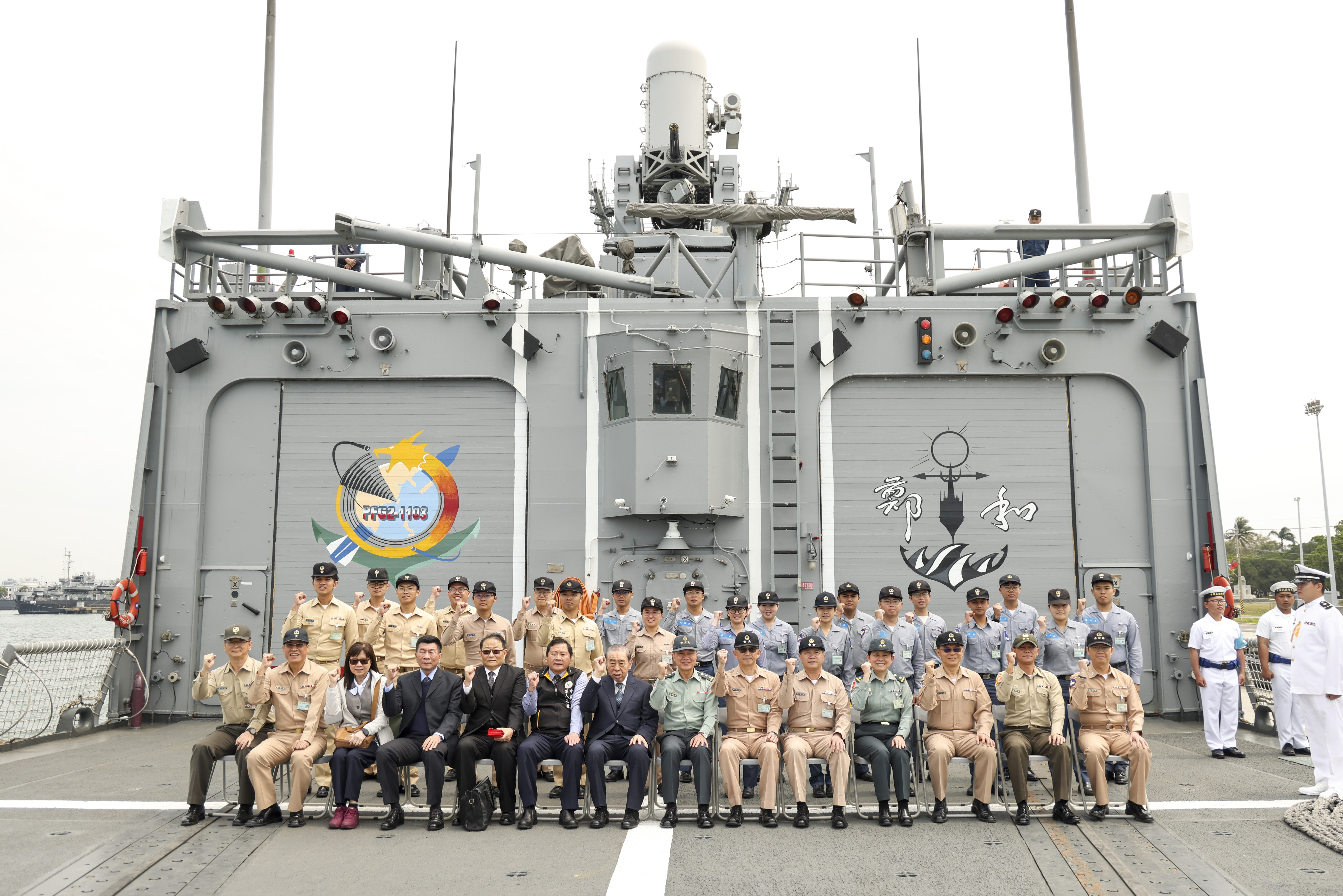 軍友社榮譽理事長李棟樑1日勞軍,感謝官兵日以繼夜守護台灣安全。軍友社提供
