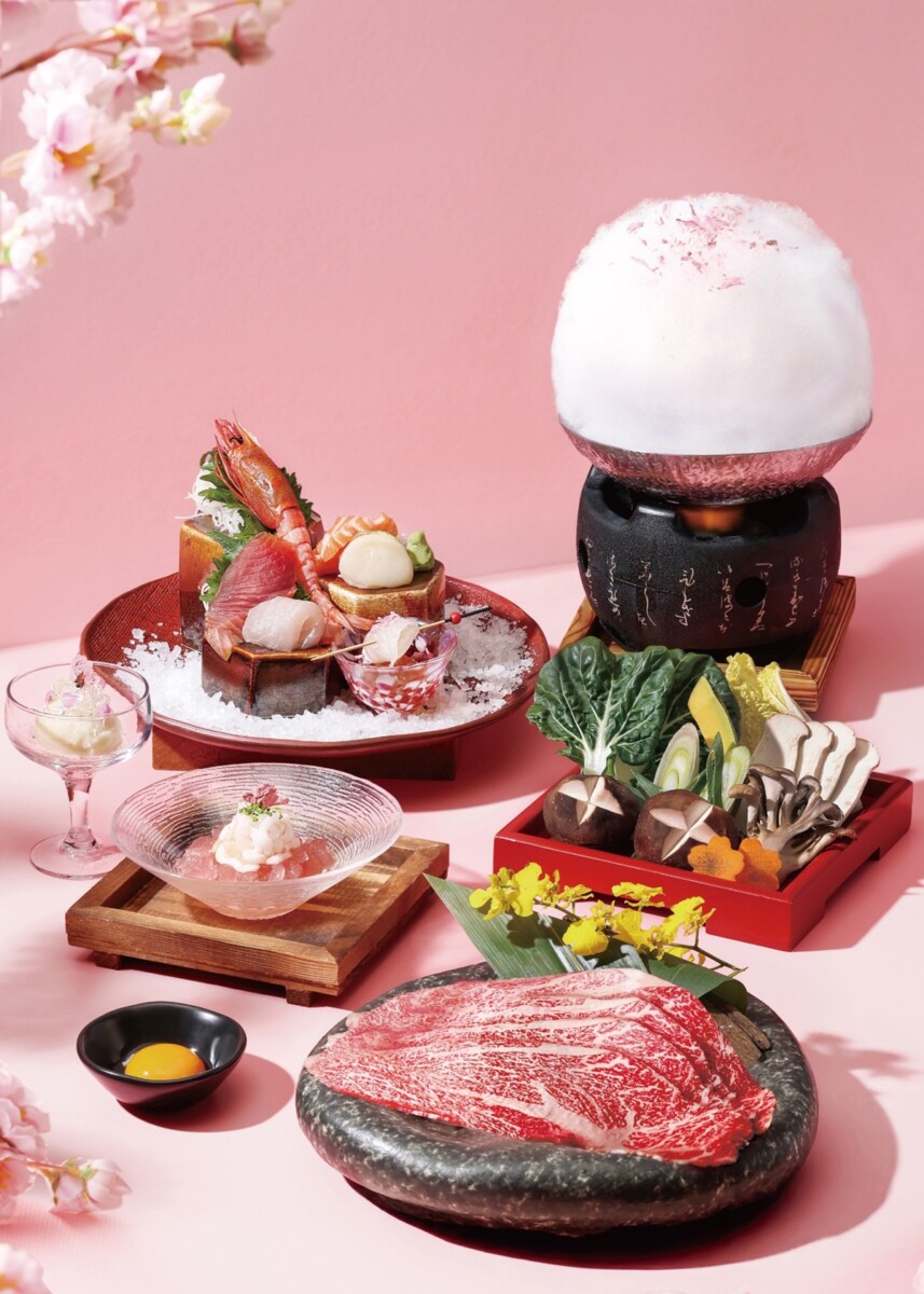 「藝奇 和牛岩板燒日本料理」即日起至6/3推出期間限定的春櫻饗宴，共四道應景新品。（左後）櫻鯛刺身盛宴、（左中）櫻花獺祭清酒冰淇淋、（左前）櫻花軟絲晶凍、（右後）雲朵和牛壽喜燒。
