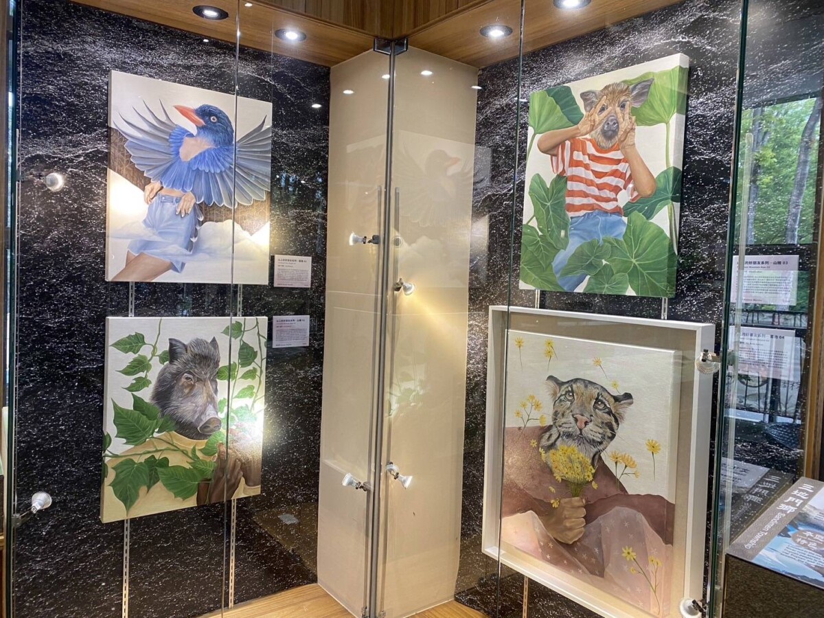 ▲屏東排灣族的馬郁芳，作品描繪的主題大多是環境、物種與人類之間的關係，在看似分別獨立的個體，在作品中呈現組合且重疊的另一種角色。(記者 朱星明翻攝）