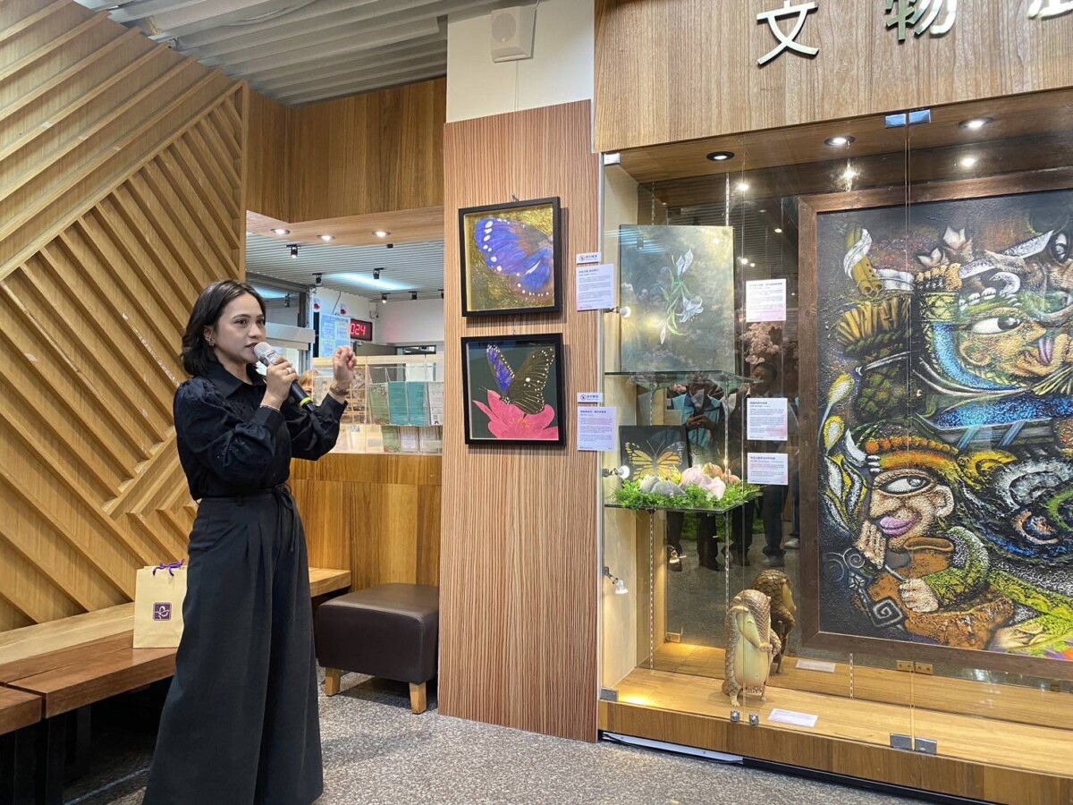 ▲陳惠是茂林魯凱族，作品融合金屬與玻璃工藝，承載家族的記憶與工藝精神，並持續探索材質與情感間的連結。(記者 朱星明翻攝）