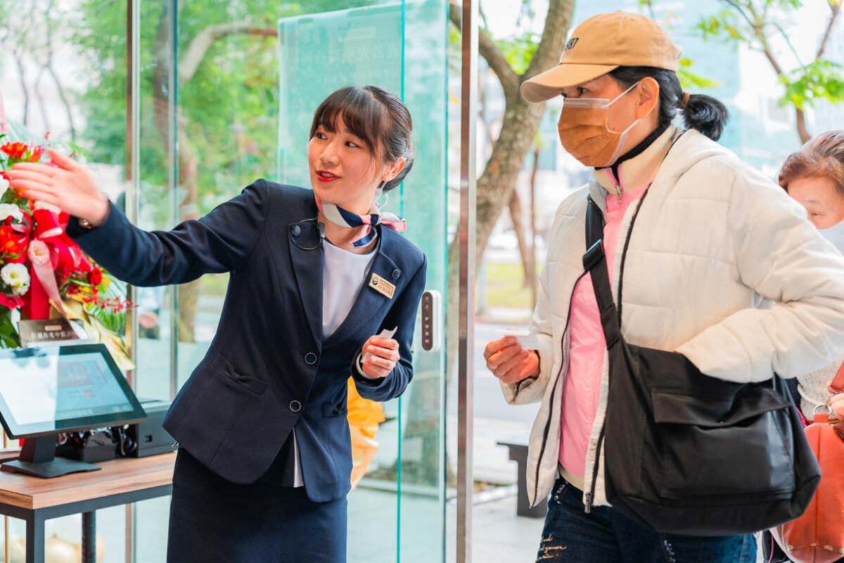 ▲馬光CRM顧客服務專員親切引導患者預約看診。（圖/馬光醫療網提供）