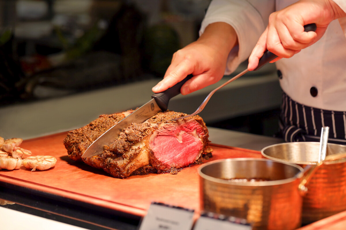 ▲豪享自助餐廳自5月3日起,連續兩週的星期六與星期日午、晚餐時段,媽媽本人用餐享優惠。(圖/高雄萬豪酒店提供)