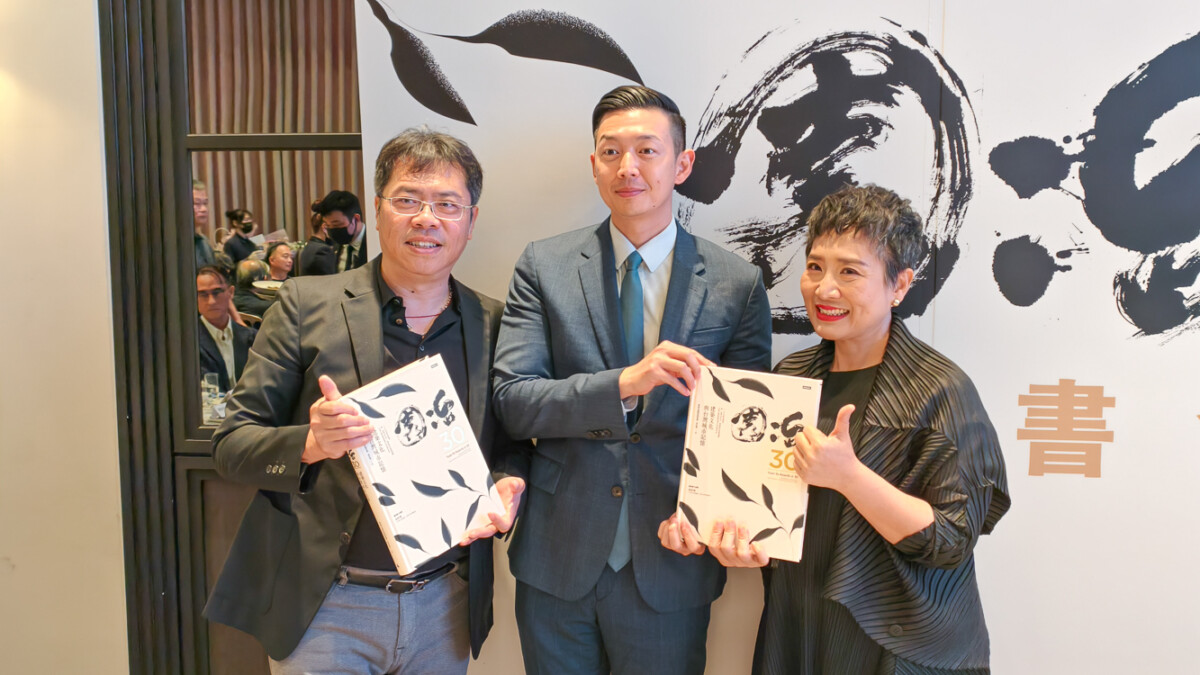 ▲高雄市建築經營協會理事長黃瀚霆（中）與園冶獎代言人羅耕甫（左）、《園冶30》作者張世雅（右）合影。（圖/記者黃淑貞攝）