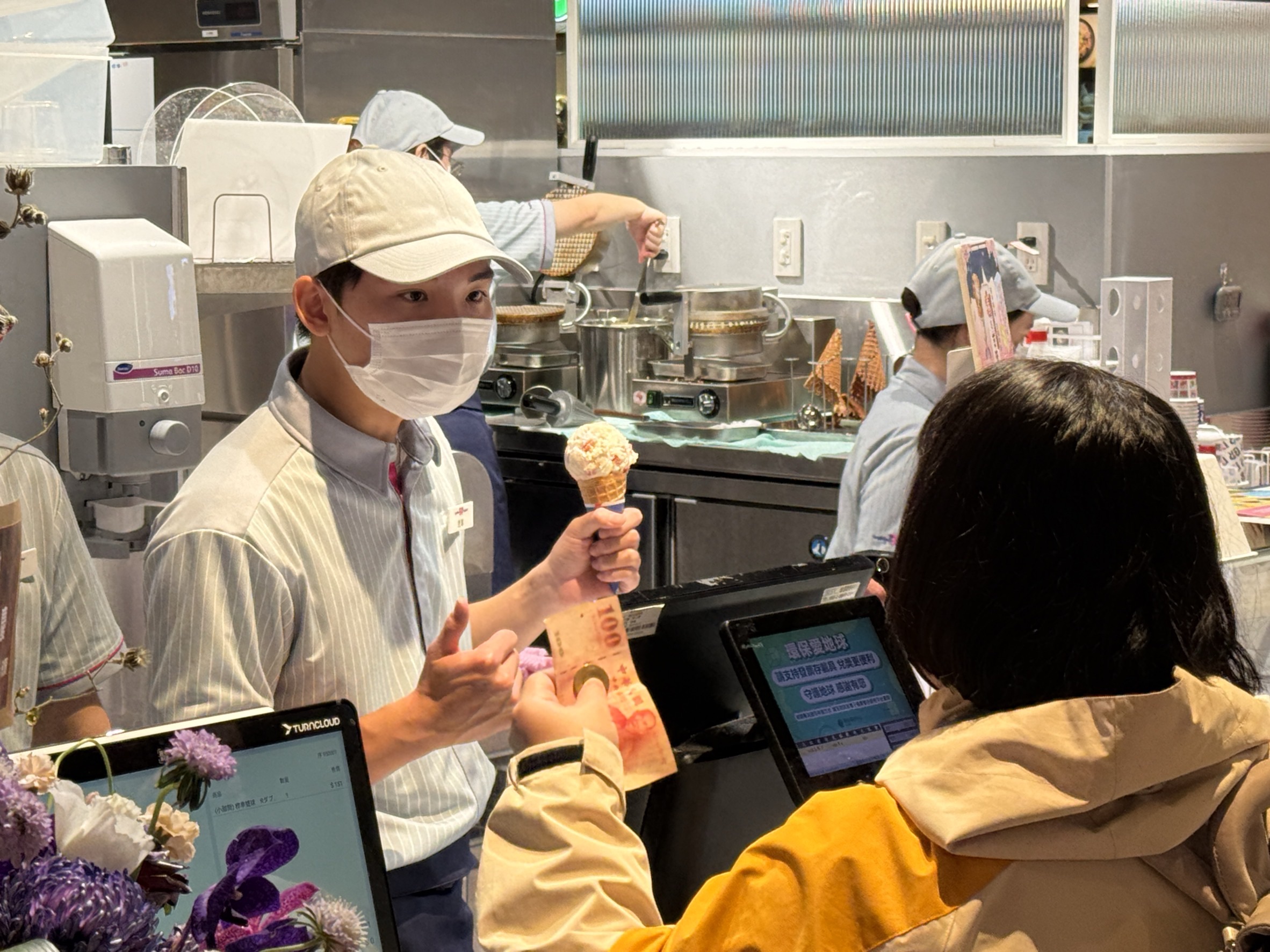 31冰淇淋插旗南紡購物中心 連6天推出開幕限定優惠