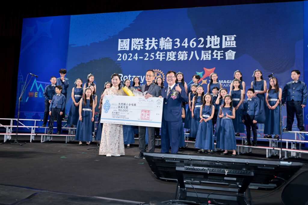 ▲各頒發給埔里國中原民舞蹈和大村國小合唱團五萬元。（記者林明佑翻攝）