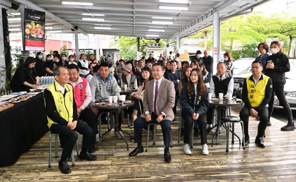 ▲茆師父也在記者會上宣布即將於暑期開幕的「靠山咖哩旗艦店」公益計畫，展現企業深耕地方、培育青少年的理念與承諾。（記者張玉泰攝）