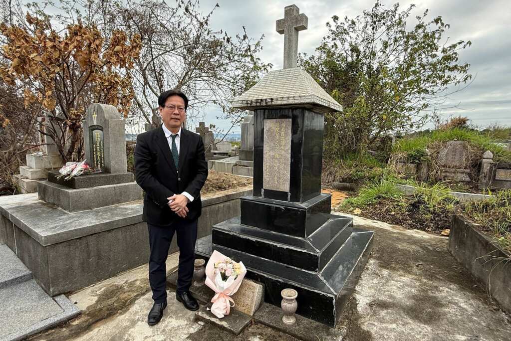 ▲彰基總院長陳穆寬教授代表彰基醫療體系所有同工，向宣教師獻花致意。（彰基醫院提供）
