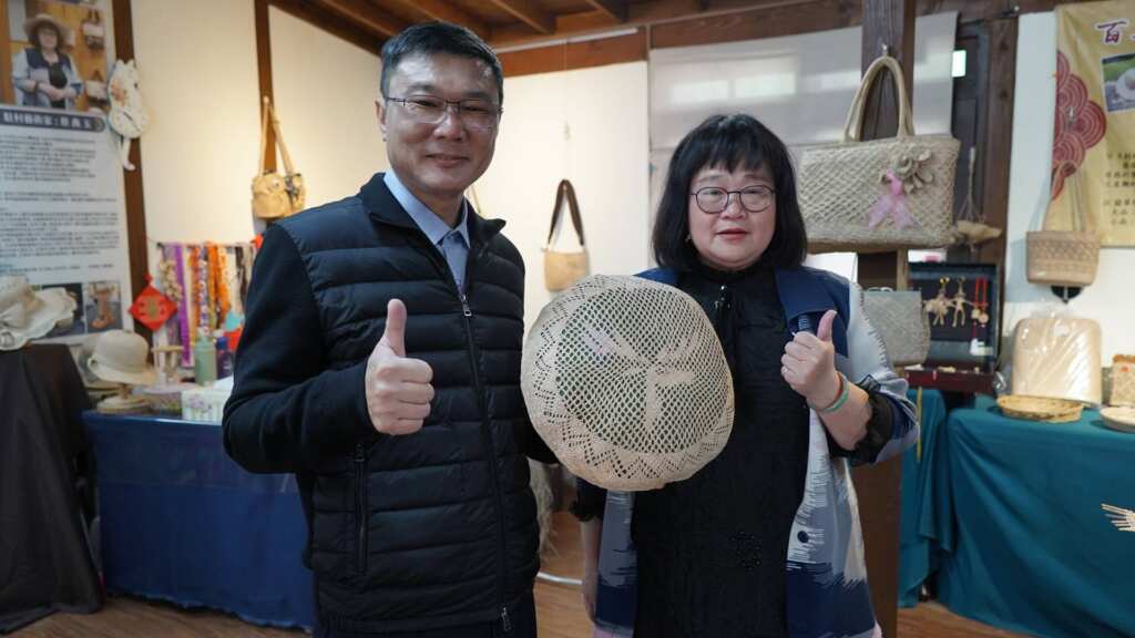 ▲精通傳統編織工藝的蔡燕玉。（記者林明佑翻攝）