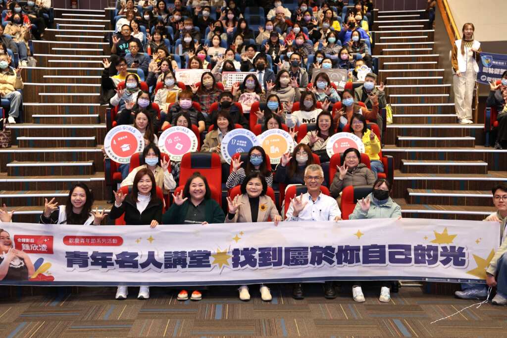 鍾欣凌分享職涯歷程，笑淚交織，激勵青年勇敢追夢，找到屬於自己的光。(記者廖承恩翻攝)