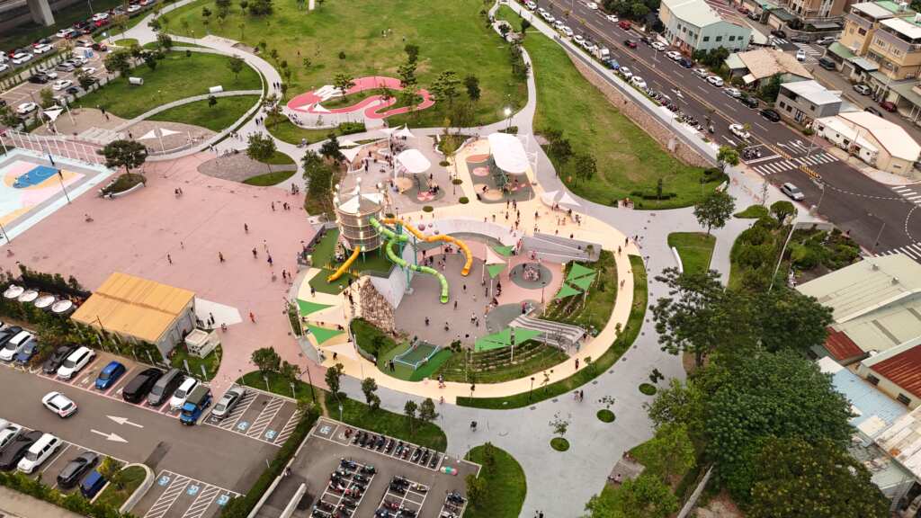 「中央公園-飛行美樂地遊戲場」，擁有32M雙軌滑索等多項設施。