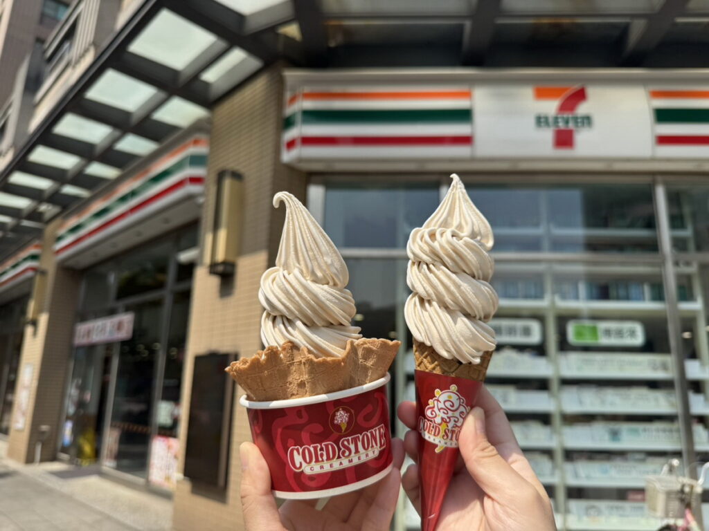 7-ELEVEN力挺社會企業！攜手「三小市集」全新開發霜淇淋新口味。4月2日起於指定門市開賣「酷聖霜 鹹花生奶油霜淇淋」以及霜淇淋的「香濃花生餅杯」，皆以雲林盛產具產銷履歷認證的花生入料
