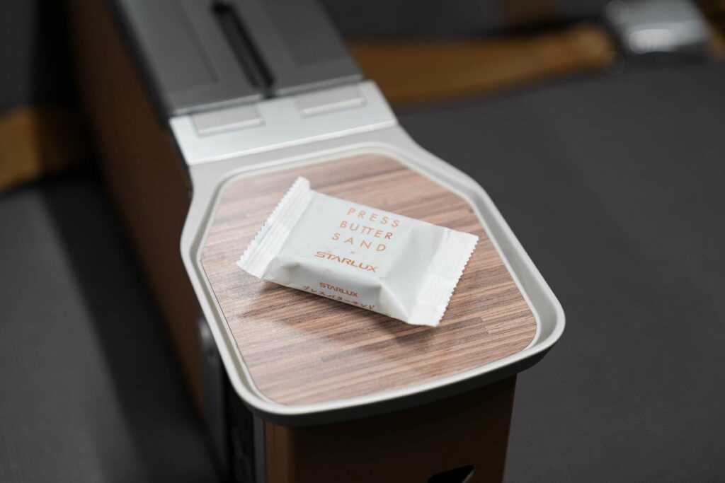 PRESS BUTTER SAND首度推出全新風味「抹茶檸檬奶油焦糖夾心餅乾」,於星宇航空日本航線機上餐限量供應。